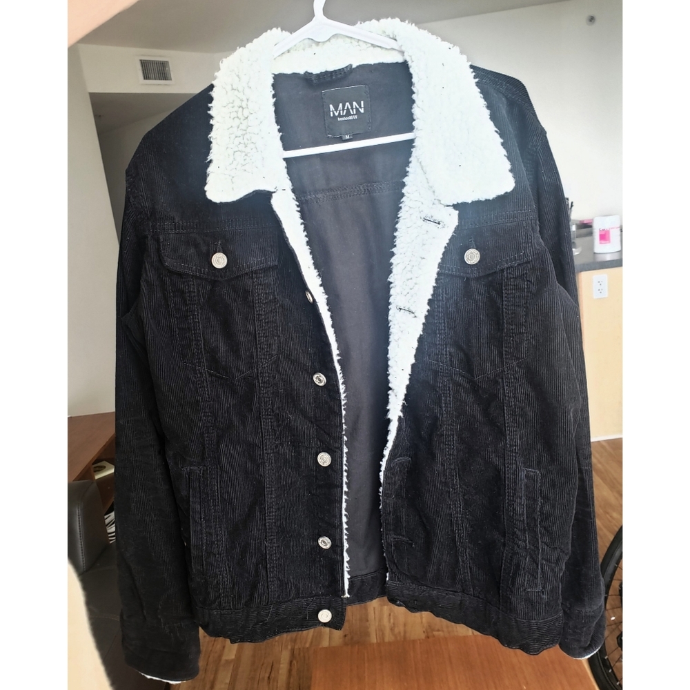 Black corduroy fleece collar jacket.